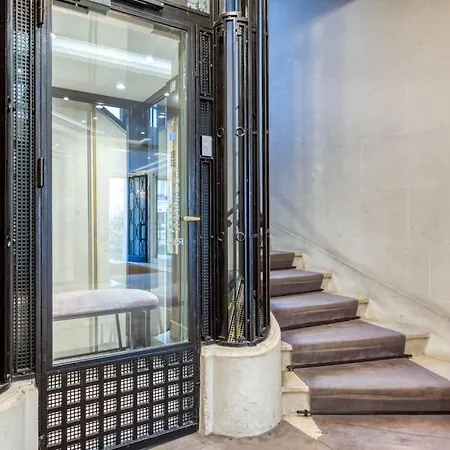 Proche Champs Elysee, Superbe Appartement. * パリ